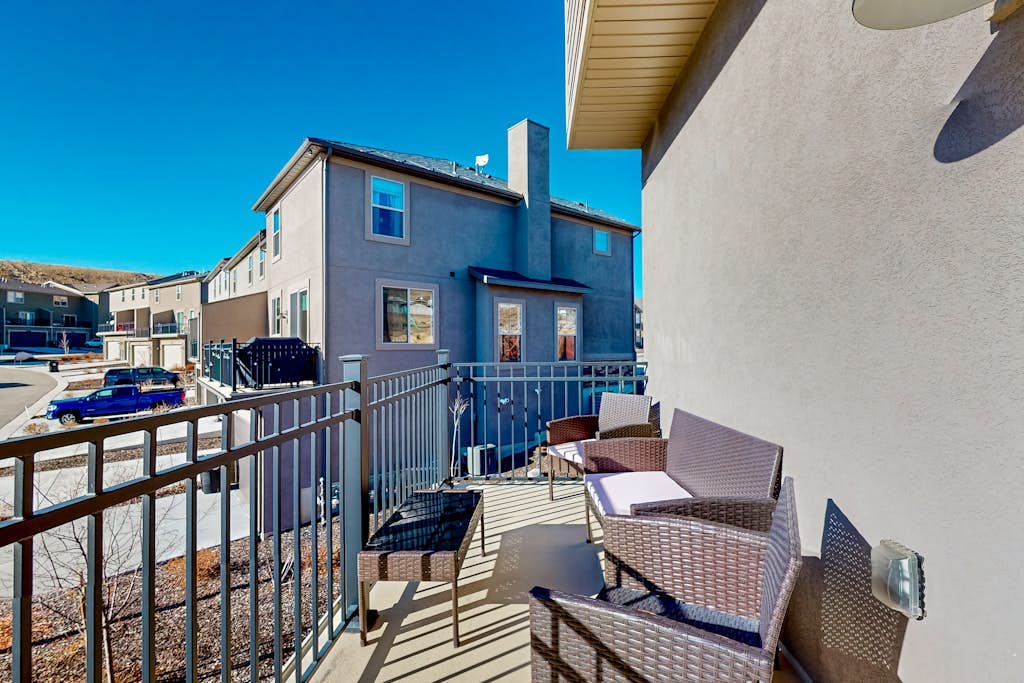 Stunning dog-friendly retreat with large balcony, fireplace, & mountain views