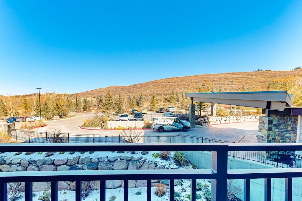 Modern resort condo with pool, hot tub, rolling foothill views + shuttle