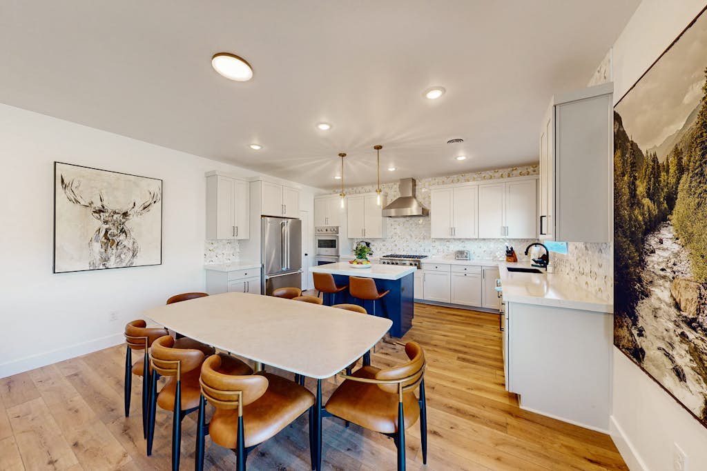 Panoramic views, hot tub & game room, Minutes from Jordanelle Express Gondola.