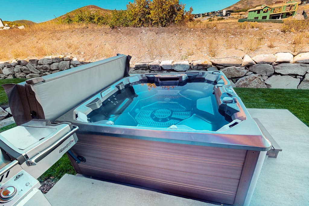 Panoramic views, hot tub & game room, Minutes from Jordanelle Express Gondola.
