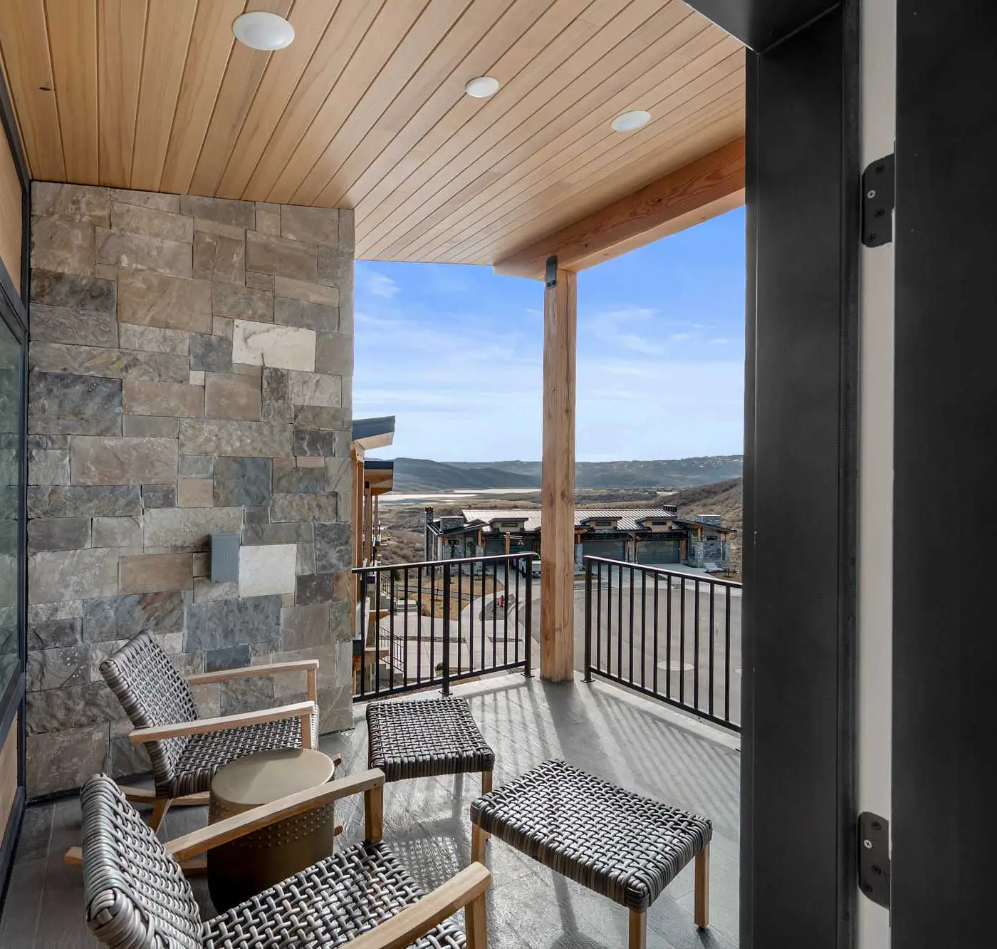 Panoramic views, hot tub & game room, Minutes from Jordanelle Express Gondola