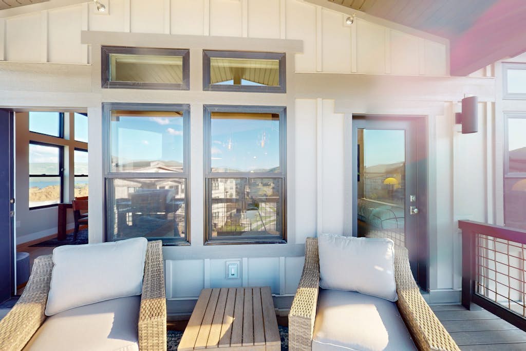 Modern condo with fireplace and private balcony - lake view