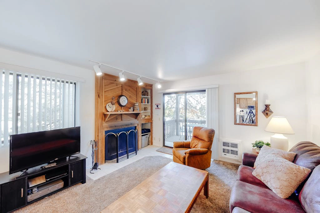 Cozy condo with fireplace, clubhouse access, free Wifi & shared Pool & Hot Tub