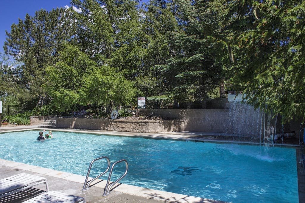 Cozy condo with  fireplace, clubhouse access, free Wifi & shared Pool & Hot Tub