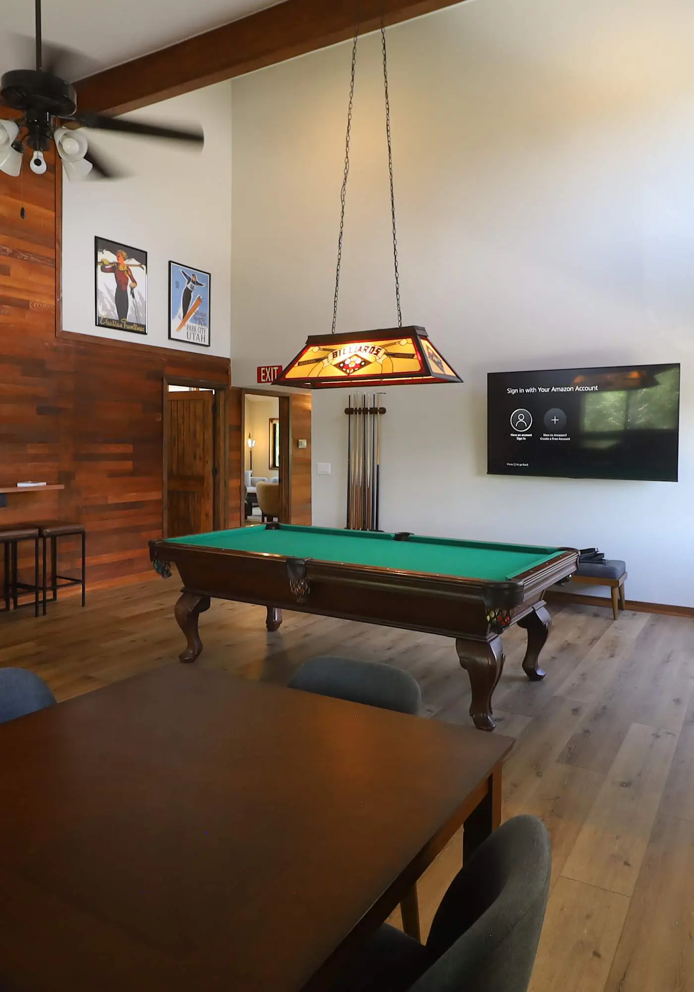 Cozy condo with  fireplace, clubhouse access, free Wifi & shared Pool & Hot Tub