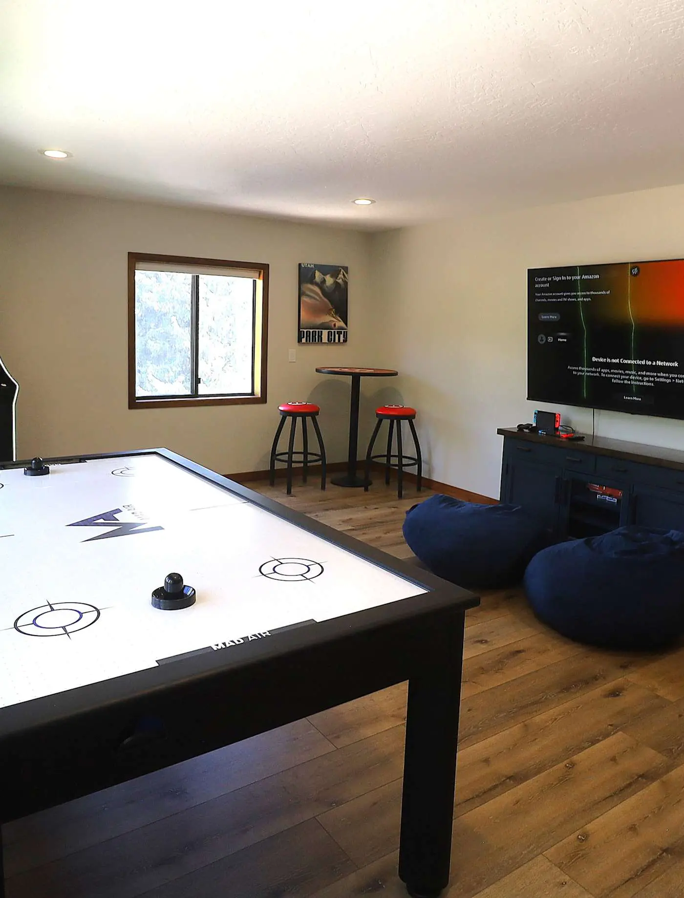 Cozy condo with  fireplace, clubhouse access, free Wifi & shared Pool & Hot Tub