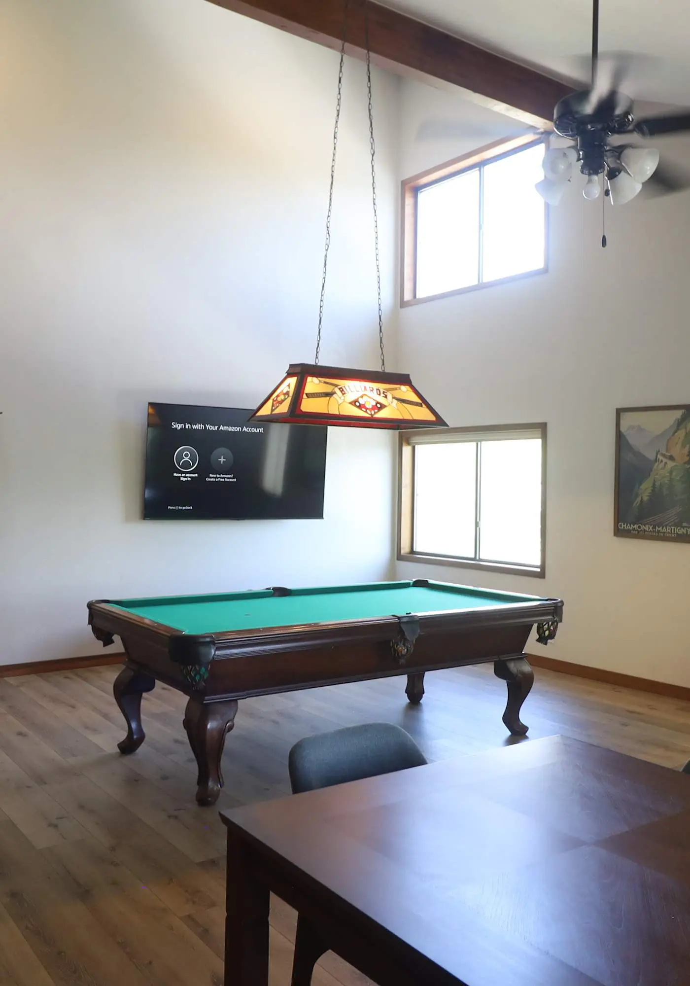 Cozy condo with  fireplace, clubhouse access, free Wifi & shared Pool & Hot Tub