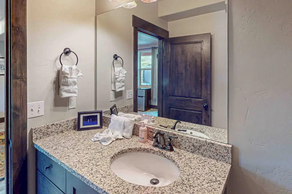 Happy Tails Hideout - Pet Friendly & Private Hot Tub