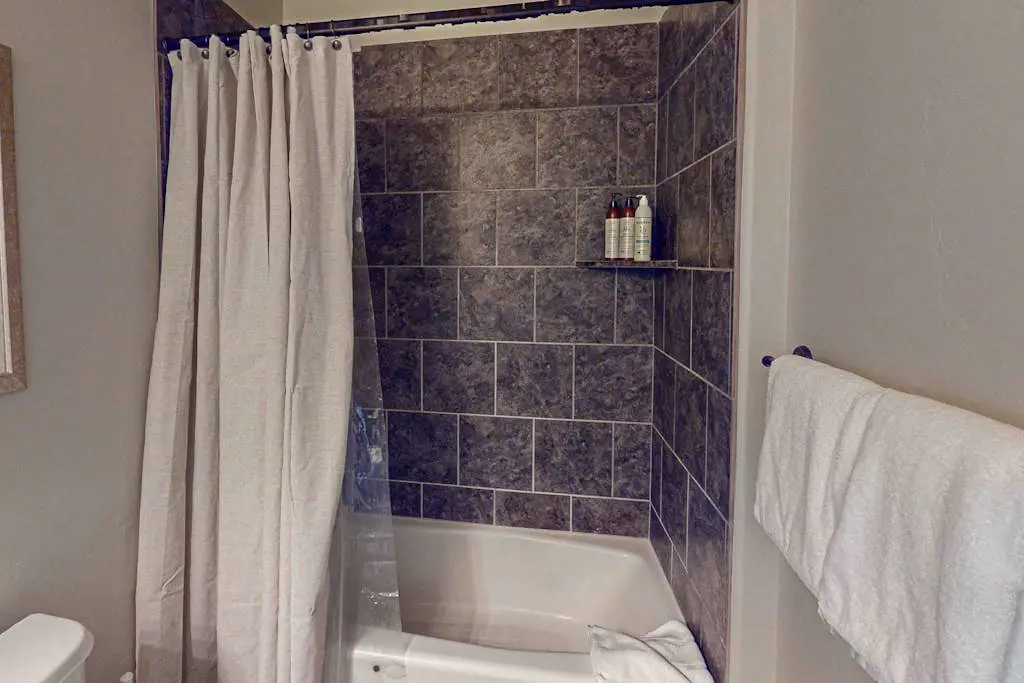 Happy Tails Hideout - Pet Friendly & Private Hot Tub