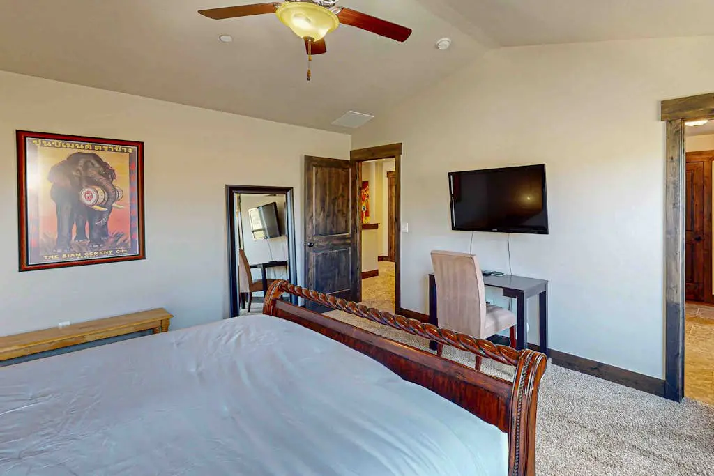 Happy Tails Hideout - Pet Friendly & Private Hot Tub