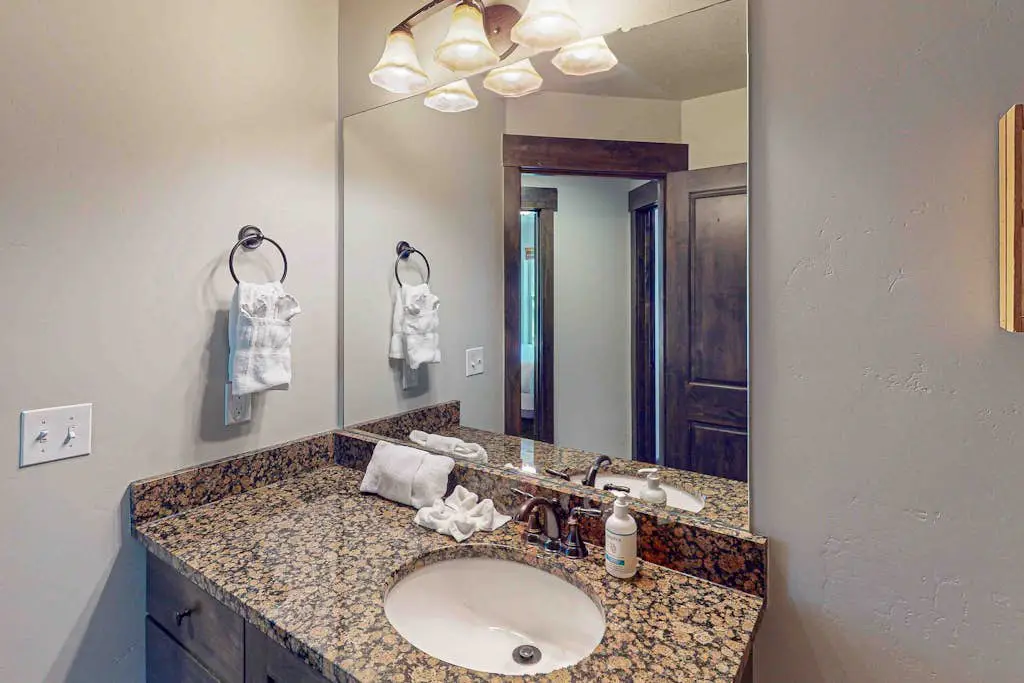 Happy Tails Hideout - Pet Friendly & Private Hot Tub