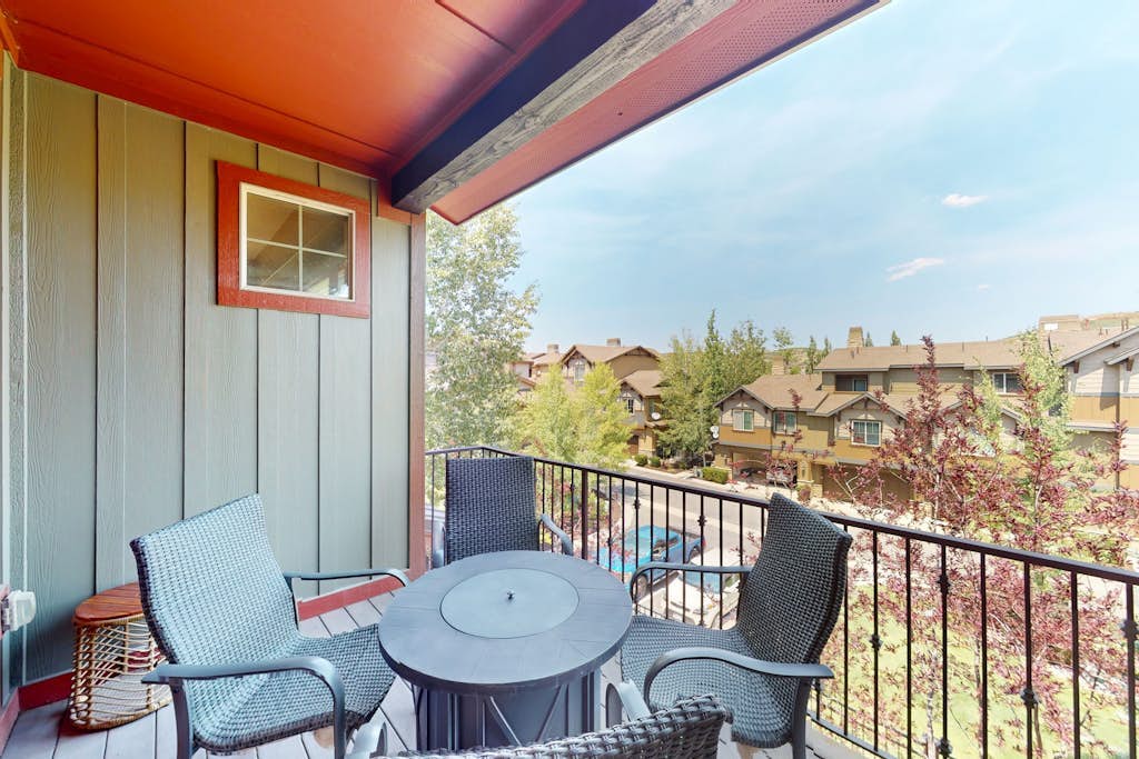 Charming condo - Community Club house w/pool, hot tub, sauna & theater