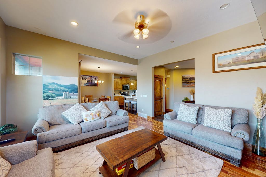 Charming condo - Community Club house w/pool, hot tub, sauna & theater