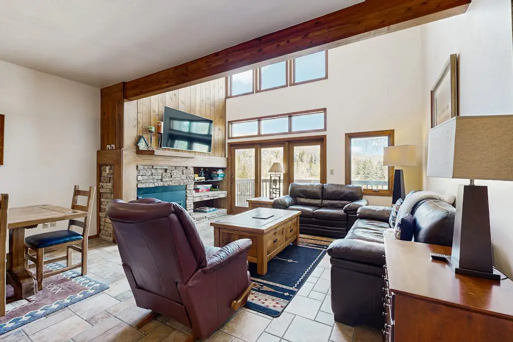 3-story mtn-view townhouse with private hot tub, fireplace, grill, balcony, W&D