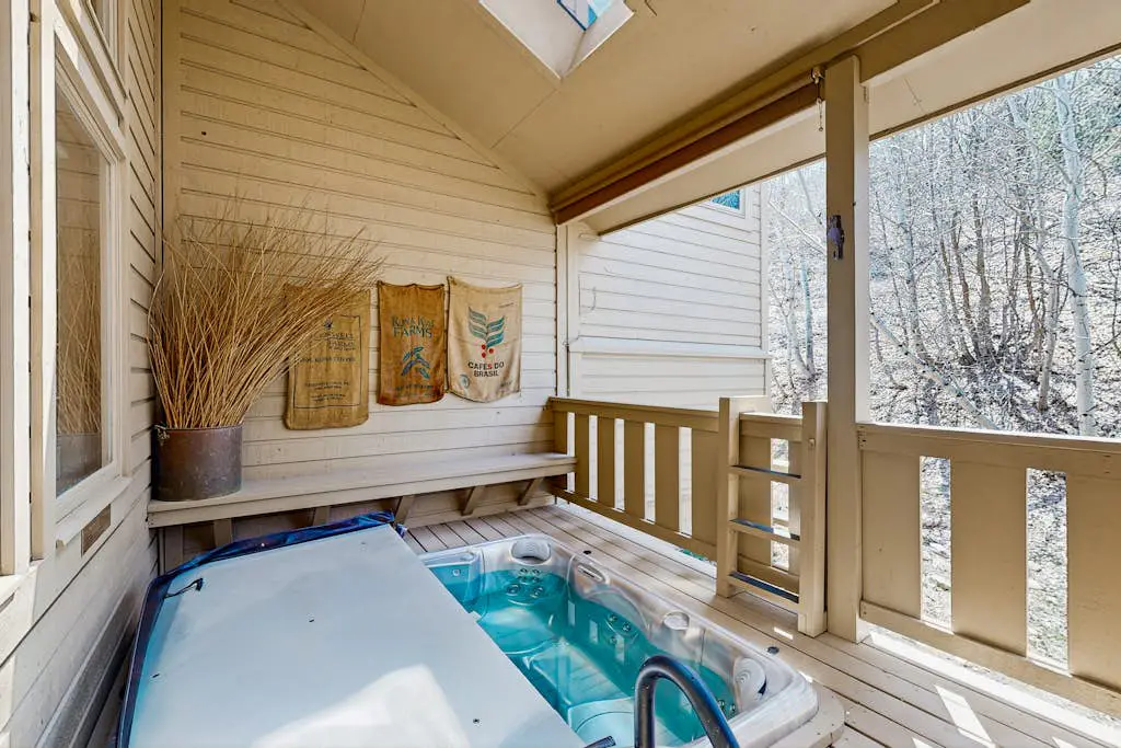 3-story mtn-view townhouse with private hot tub, fireplace, grill, balcony, W&D