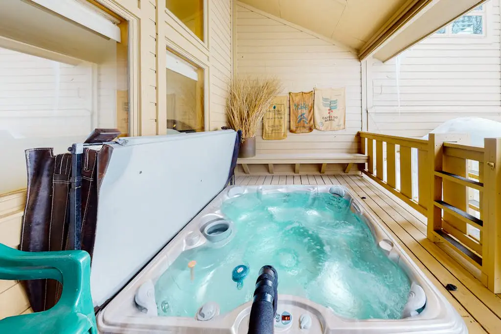 3-story mtn-view townhouse with private hot tub, fireplace, grill, balcony, W&D