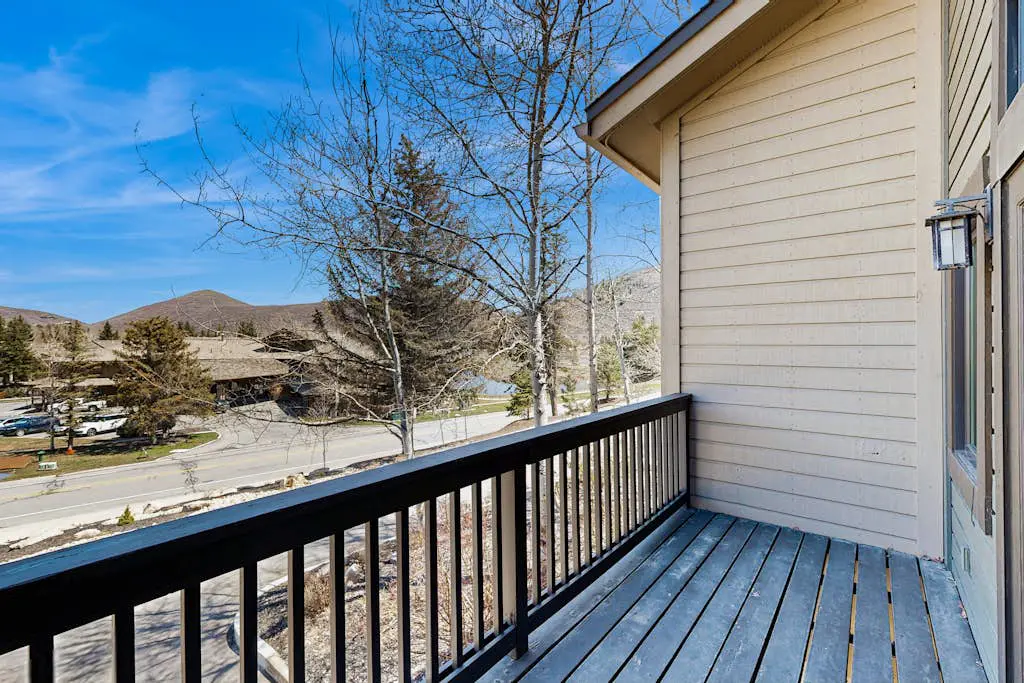 3-story mtn-view townhouse with private hot tub, fireplace, grill, balcony, W&D