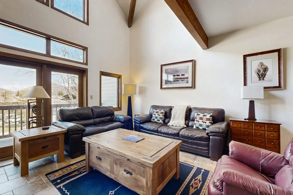 3-story mtn-view townhouse with private hot tub, fireplace, grill, balcony, W&D