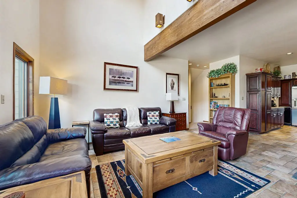 3-story mtn-view townhouse with private hot tub, fireplace, grill, balcony, W&D