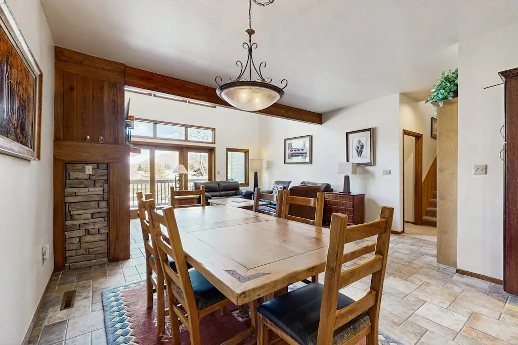3-story mtn-view townhouse with private hot tub, fireplace, grill, balcony, W&D