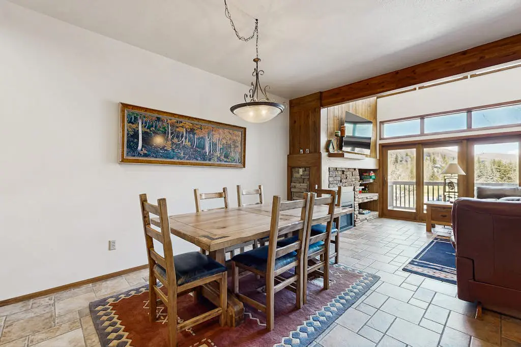 3-story mtn-view townhouse with private hot tub, fireplace, grill, balcony, W&D