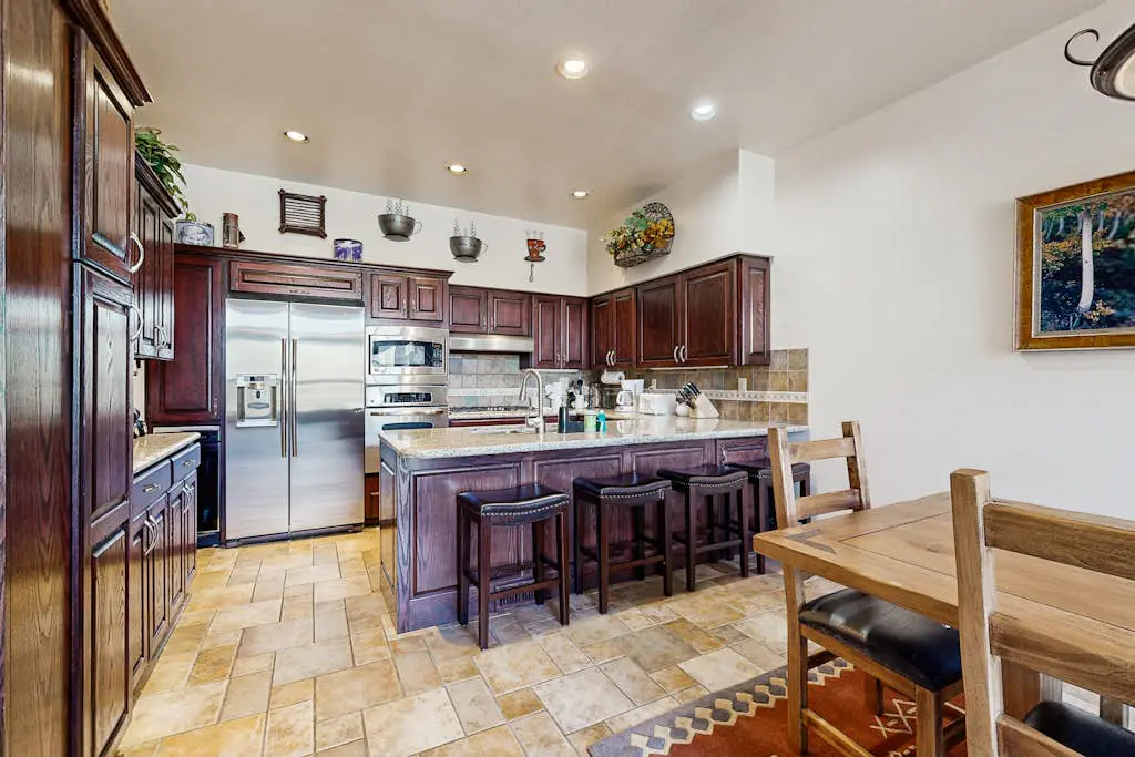 3-story mtn-view townhouse with private hot tub, fireplace, grill, balcony, W&D