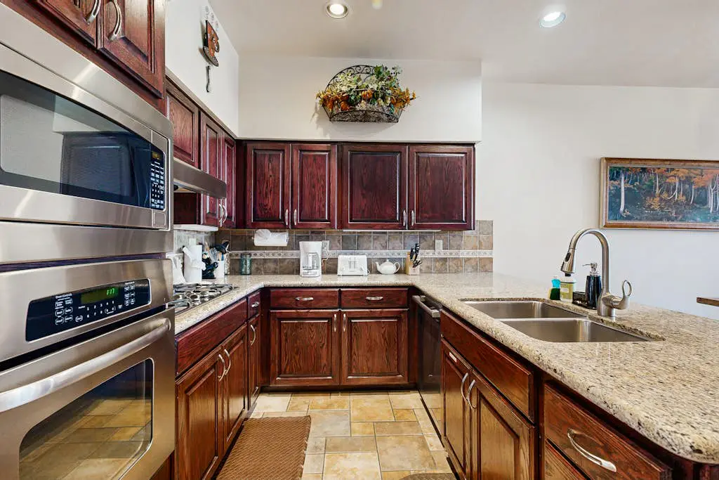 3-story mtn-view townhouse with private hot tub, fireplace, grill, balcony, W&D