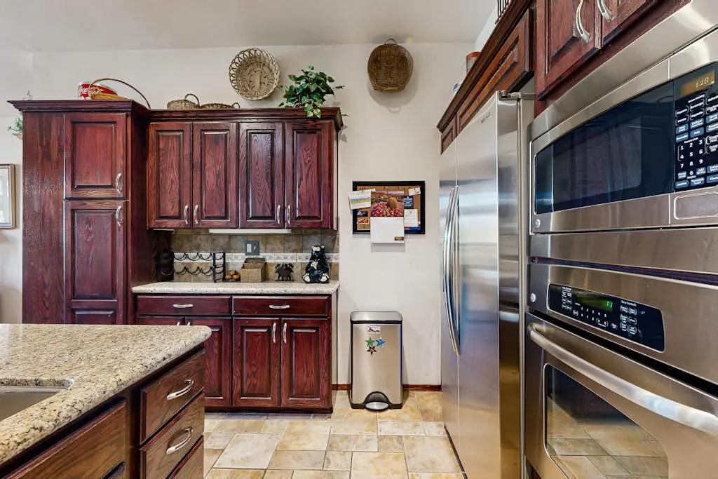 3-story mtn-view townhouse with private hot tub, fireplace, grill, balcony, W&D