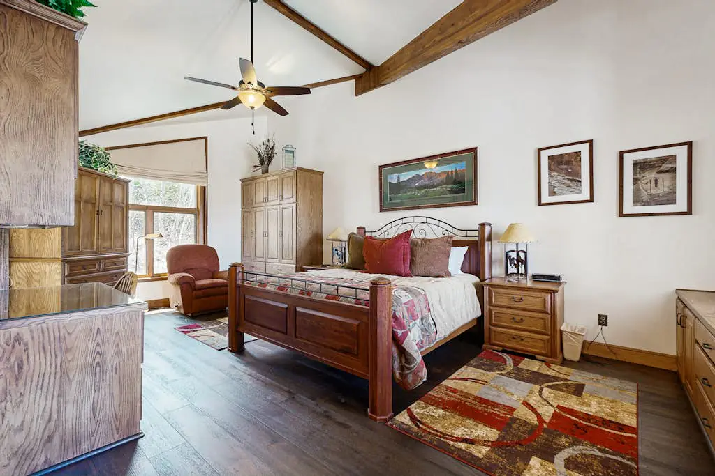 3-story mtn-view townhouse with private hot tub, fireplace, grill, balcony, W&D