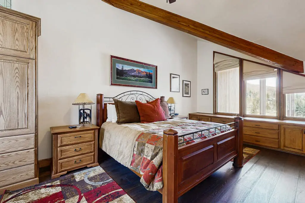 3-story mtn-view townhouse with private hot tub, fireplace, grill, balcony, W&D