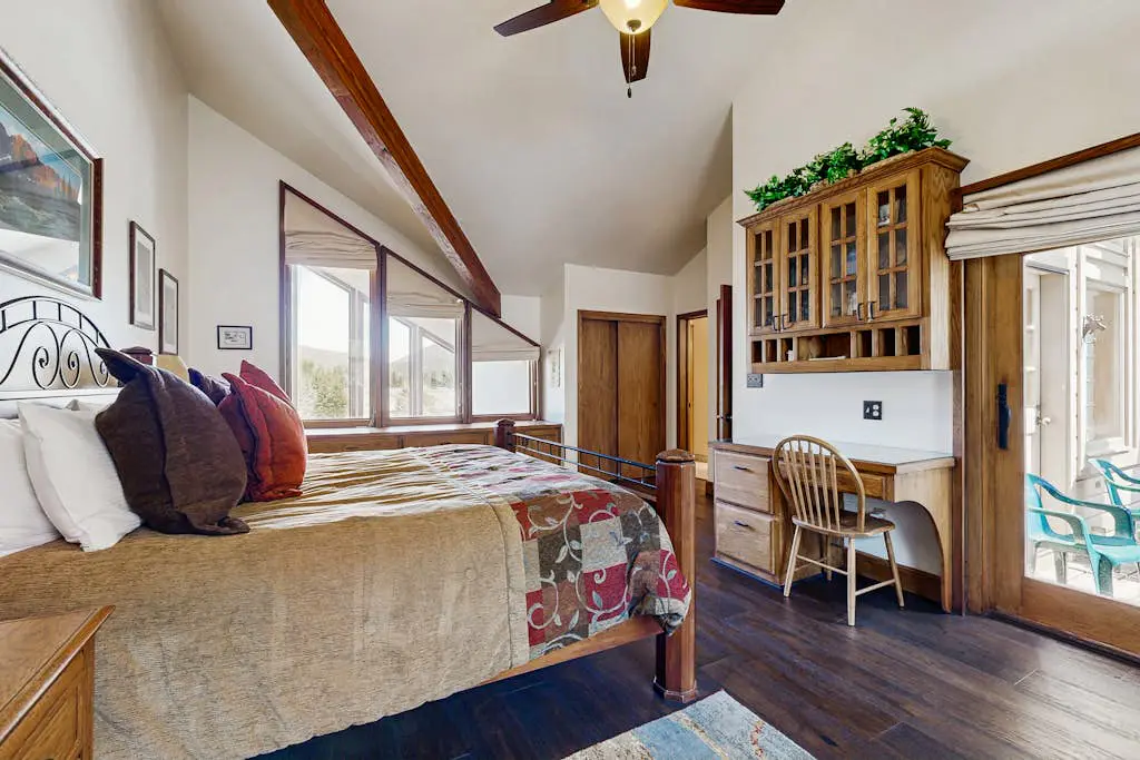 3-story mtn-view townhouse with private hot tub, fireplace, grill, balcony, W&D