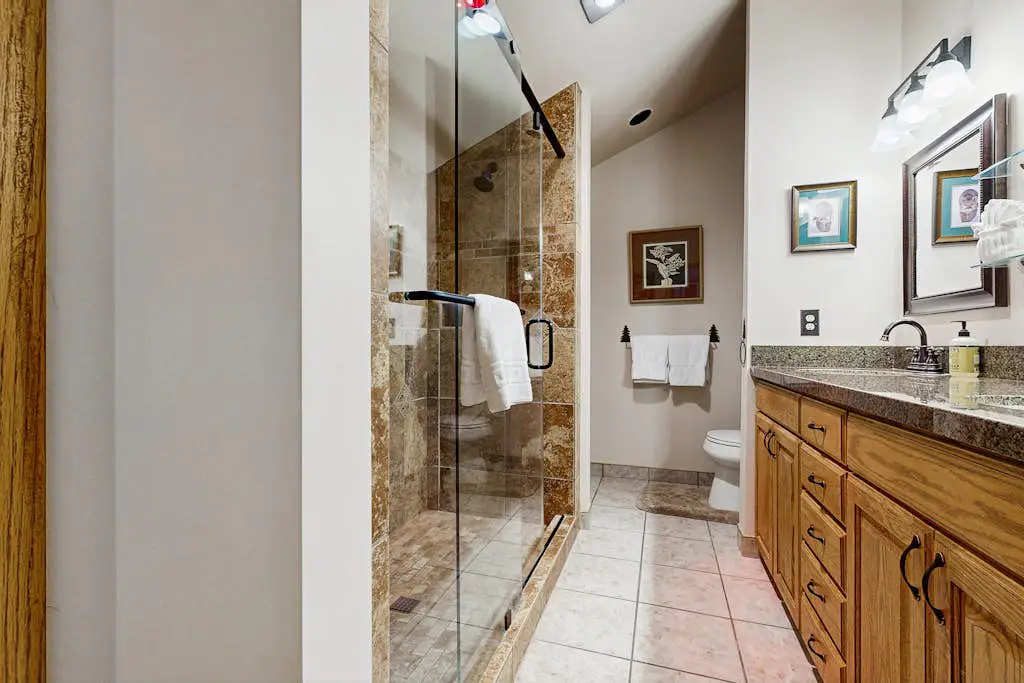 3-story mtn-view townhouse with private hot tub, fireplace, grill, balcony, W&D