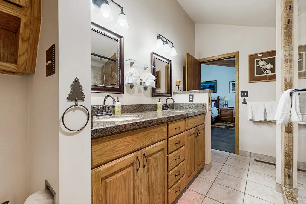 3-story mtn-view townhouse with private hot tub, fireplace, grill, balcony, W&D