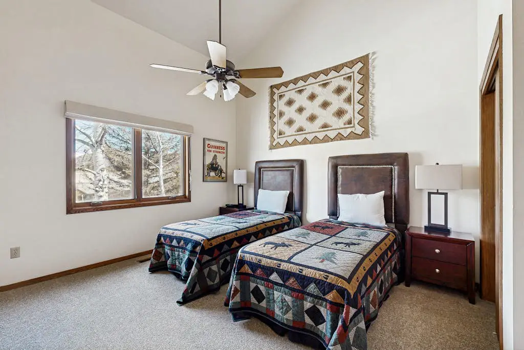 3-story mtn-view townhouse with private hot tub, fireplace, grill, balcony, W&D