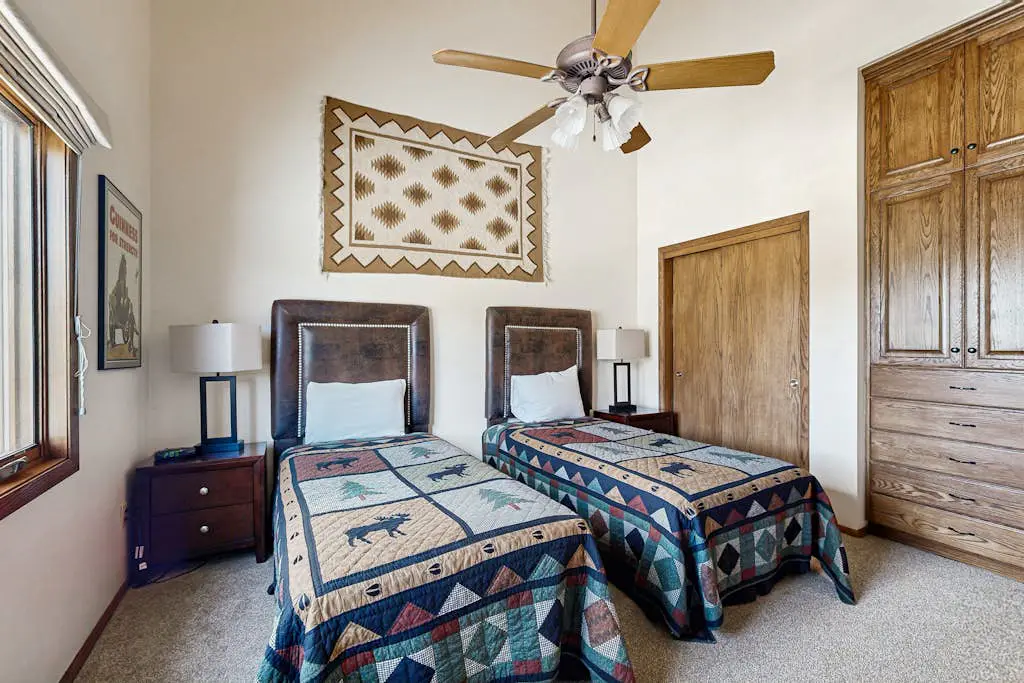 3-story mtn-view townhouse with private hot tub, fireplace, grill, balcony, W&D
