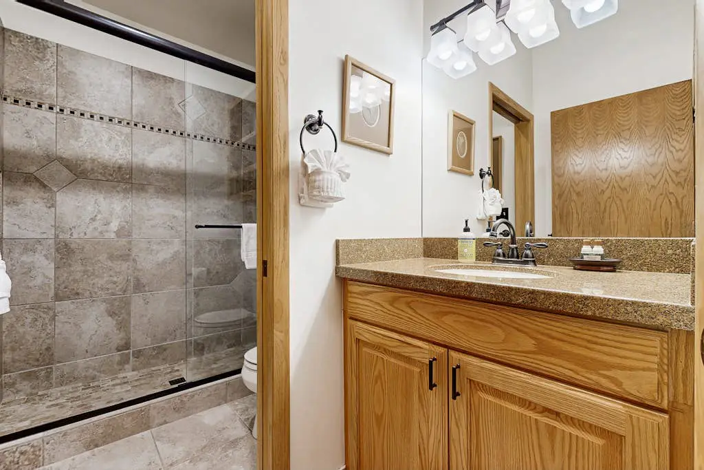3-story mtn-view townhouse with private hot tub, fireplace, grill, balcony, W&D