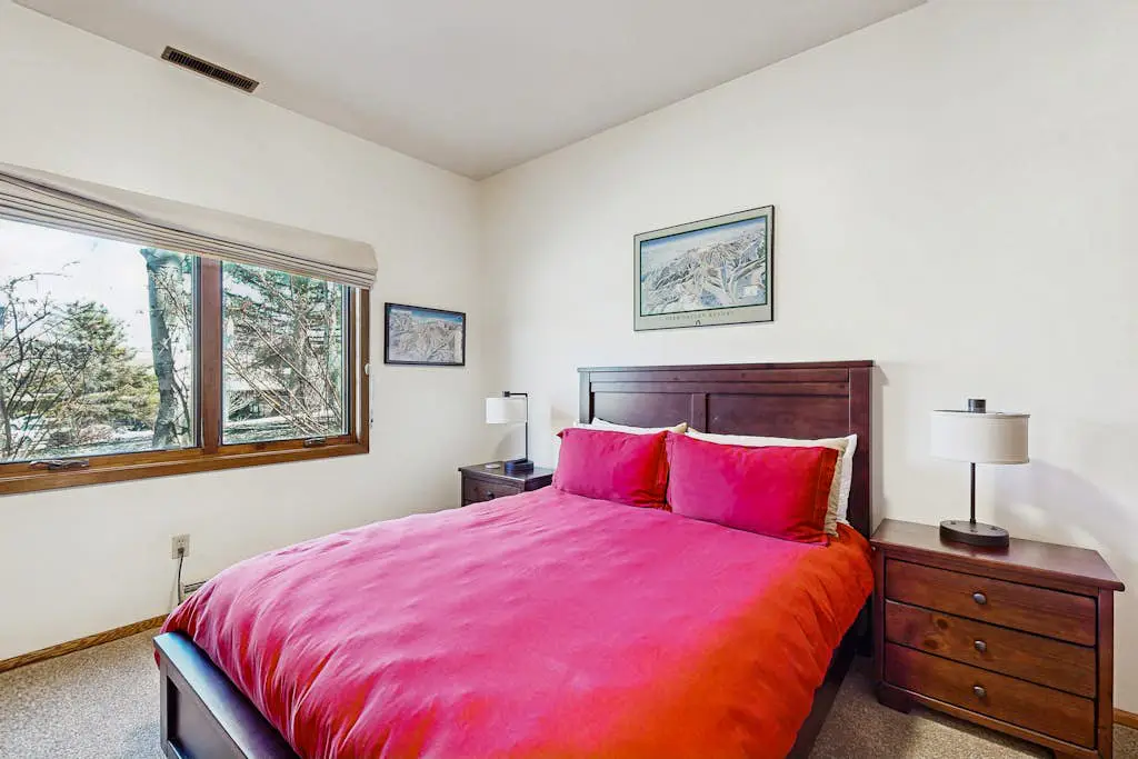 3-story mtn-view townhouse with private hot tub, fireplace, grill, balcony, W&D