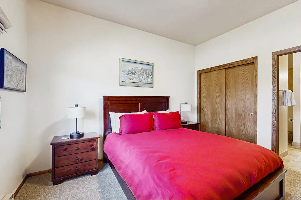 3-story mtn-view townhouse with private hot tub, fireplace, grill, balcony, W&D