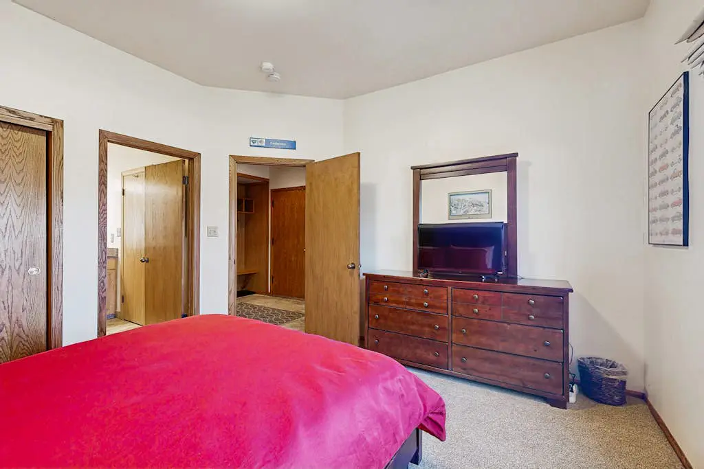 3-story mtn-view townhouse with private hot tub, fireplace, grill, balcony, W&D