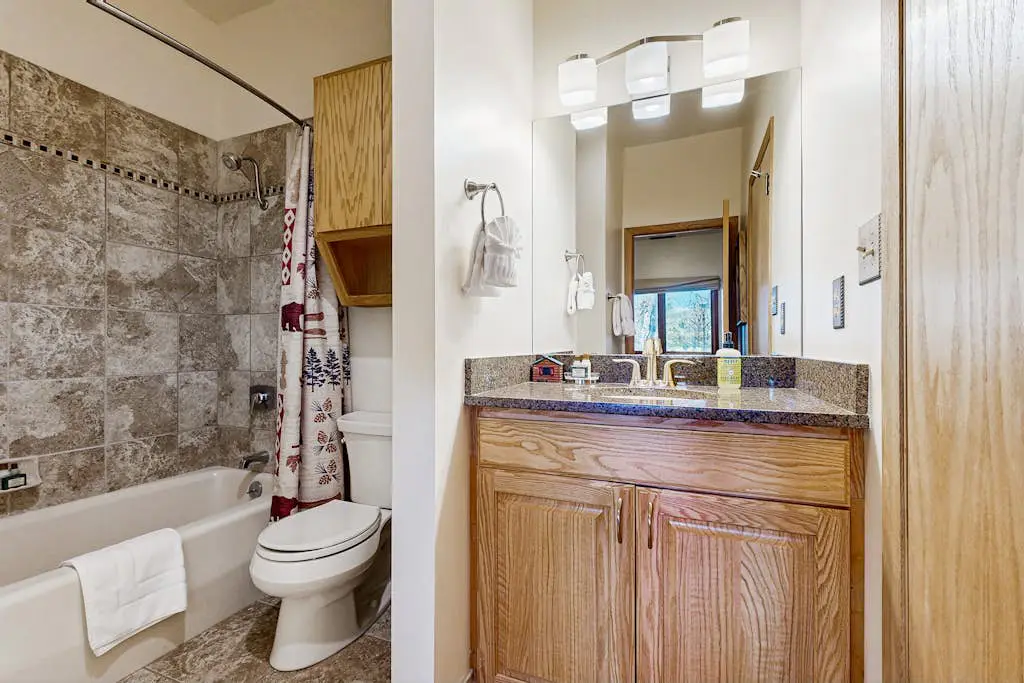 3-story mtn-view townhouse with private hot tub, fireplace, grill, balcony, W&D
