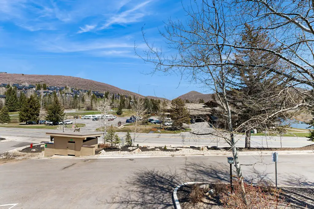 3-story mtn-view townhouse with private hot tub, fireplace, grill, balcony, W&D