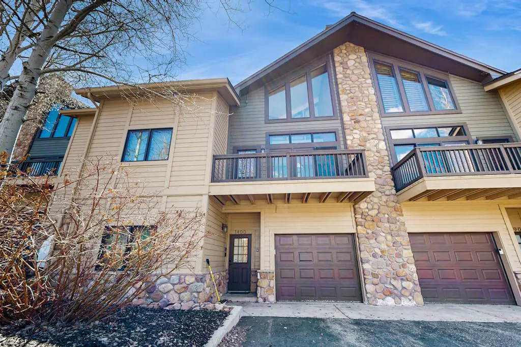3-story mtn-view townhouse with private hot tub, fireplace, grill, balcony, W&D