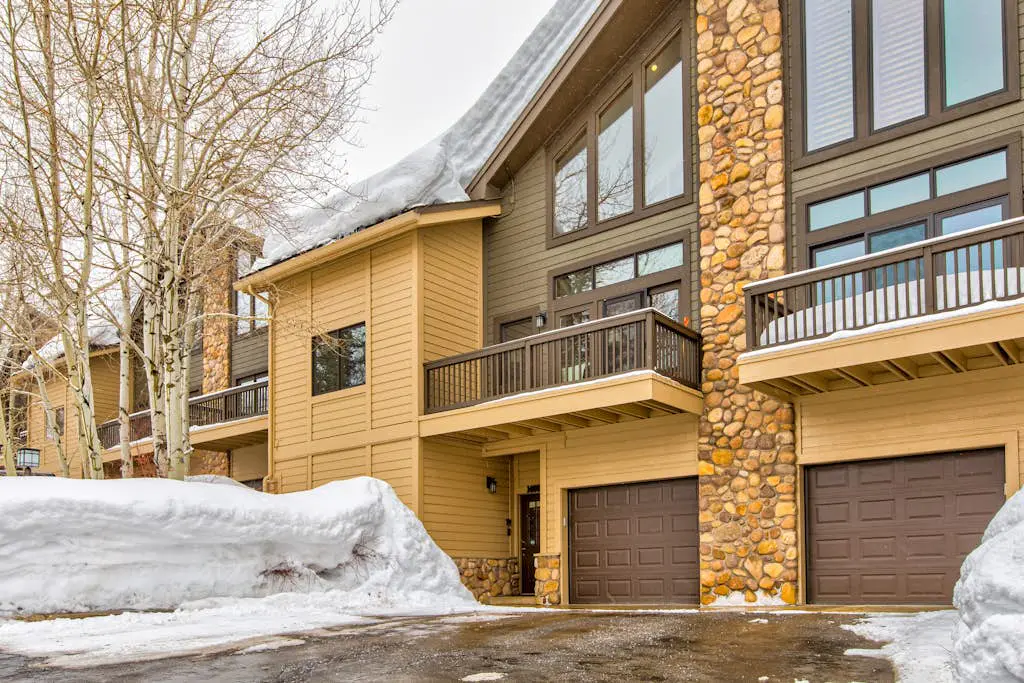3-story mtn-view townhouse with private hot tub, fireplace, grill, balcony, W&D