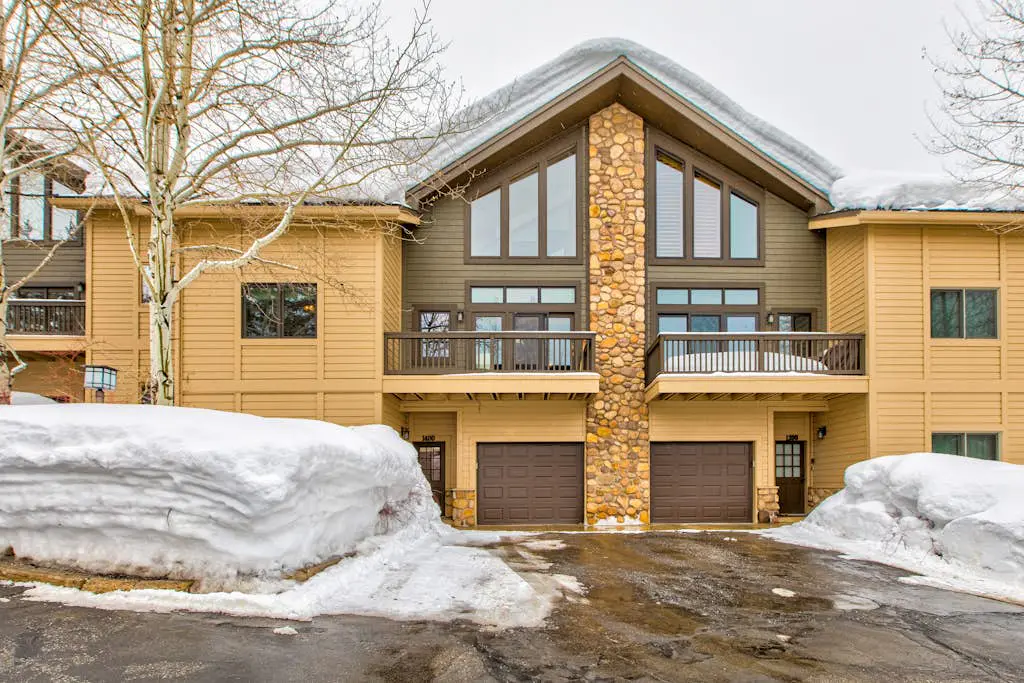 3-story mtn-view townhouse with private hot tub, fireplace, grill, balcony, W&D