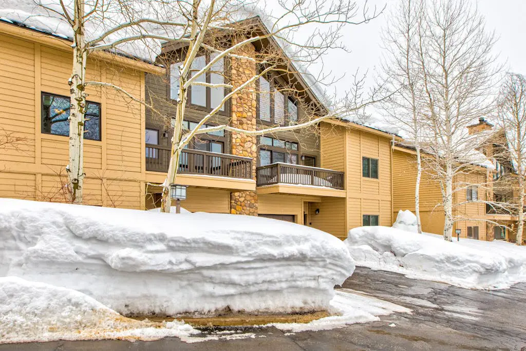 3-story mtn-view townhouse with private hot tub, fireplace, grill, balcony, W&D