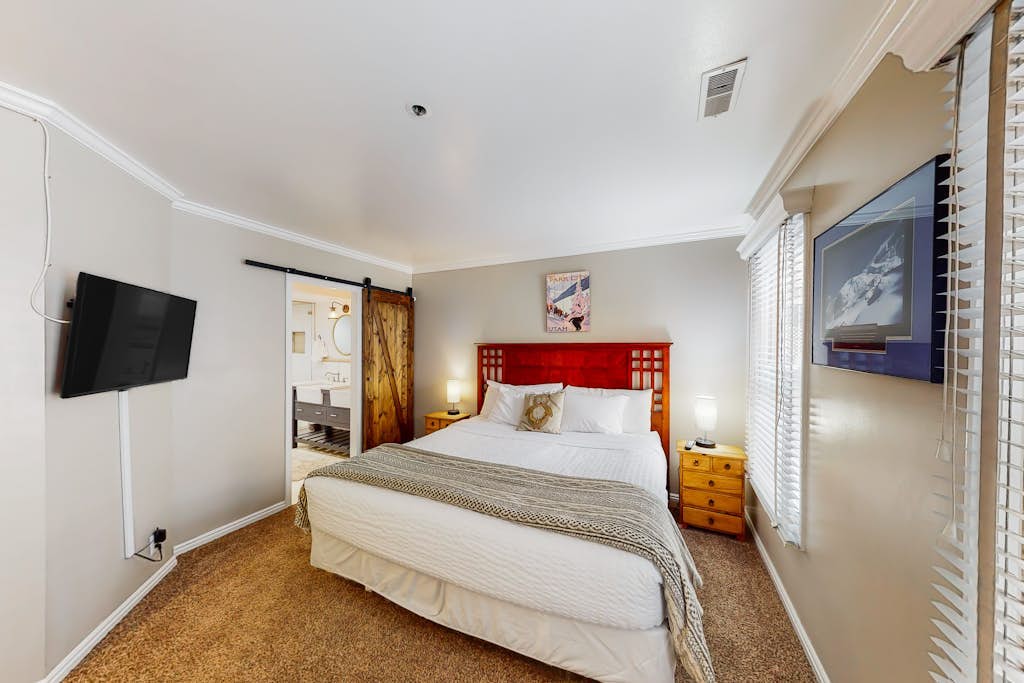 Superb, mountain-view condo with Pack-N-Play, full kitchen, TV, & washer & dryer
