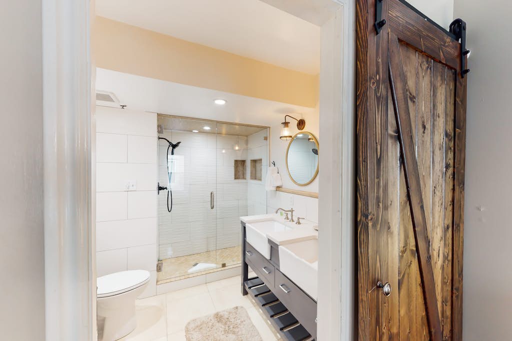 Superb, mountain-view condo with Pack-N-Play, full kitchen, TV, & washer & dryer