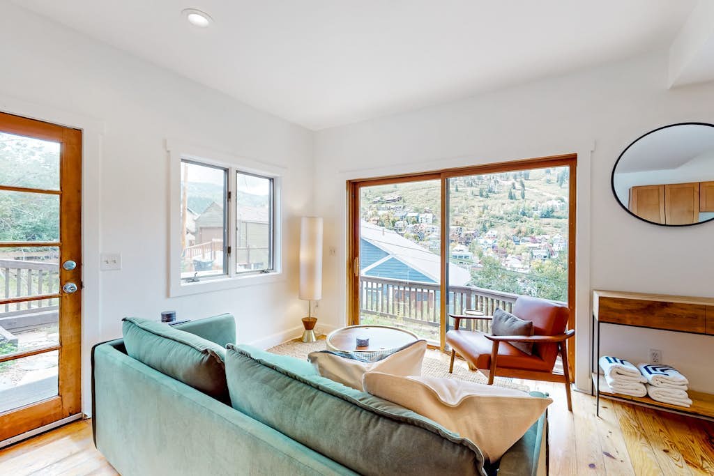 2-story home near Main St with private hot tub, deck, patio, ski & mtn views
