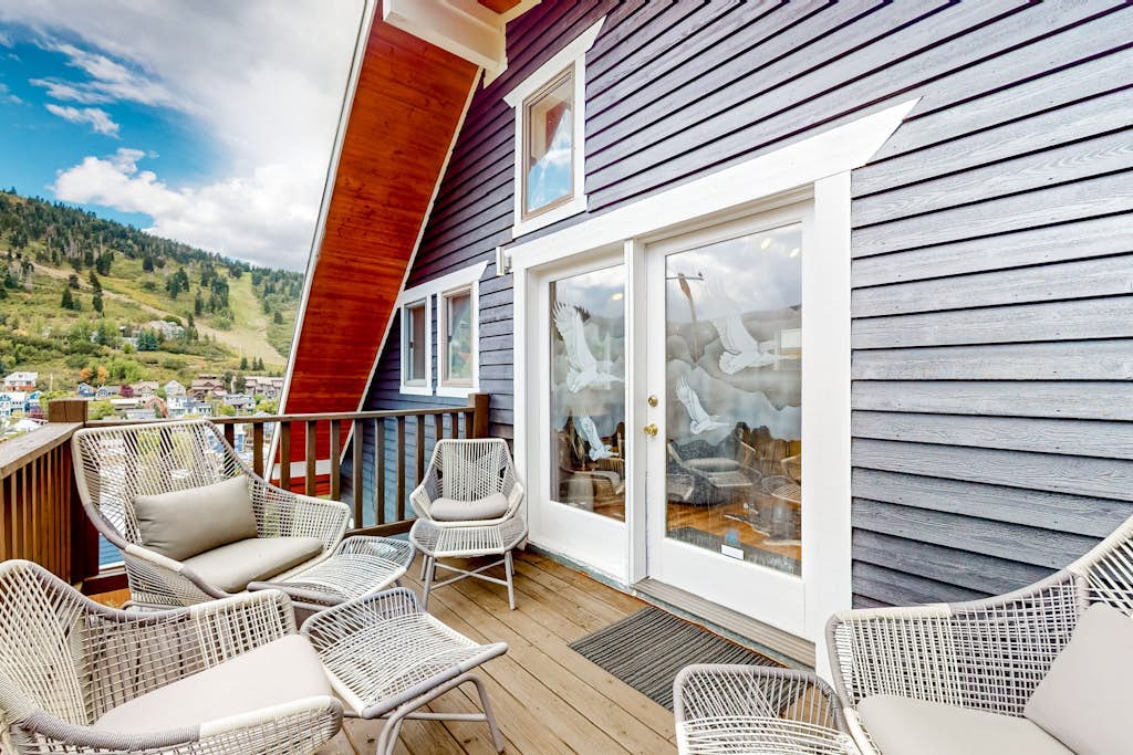 2-story home near Main St. with private hot tub, deck, patio, ski & mtn views