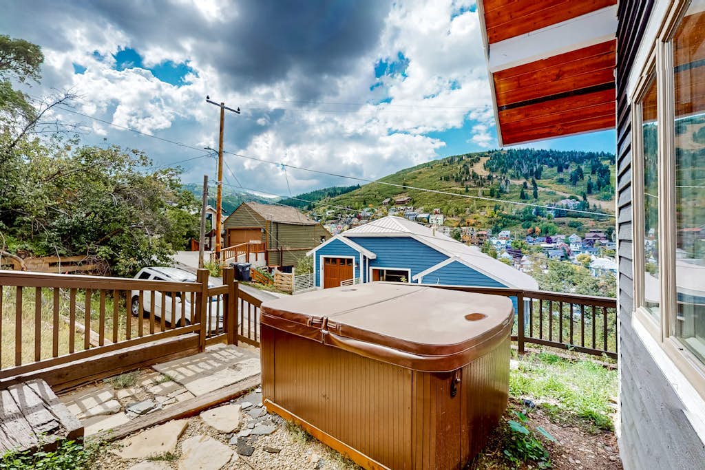 2-story home near Main St. with private hot tub, deck, patio, ski & mtn views